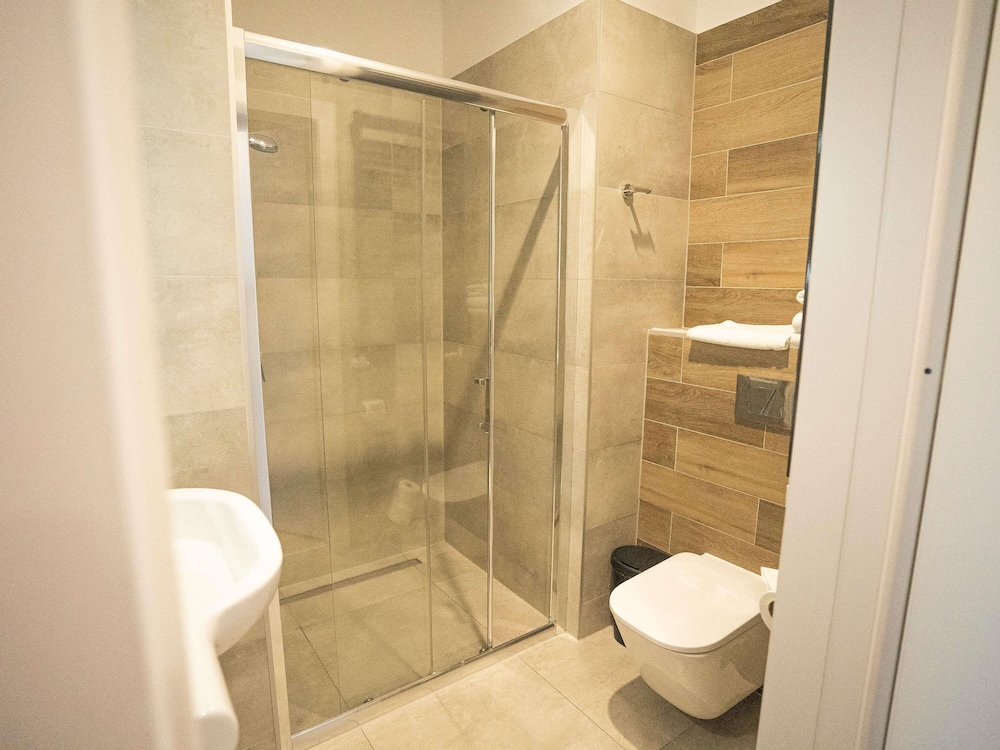 DOUBLE - Habitación doble con una cama grande del hotel Ibis Styles Grudziadz. Foto 6