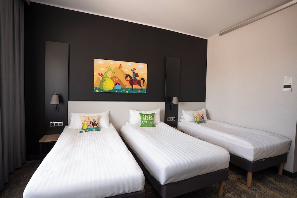 Habitación estándar con tres camas individuales del hotel Ibis Styles Grudziadz. Foto 2