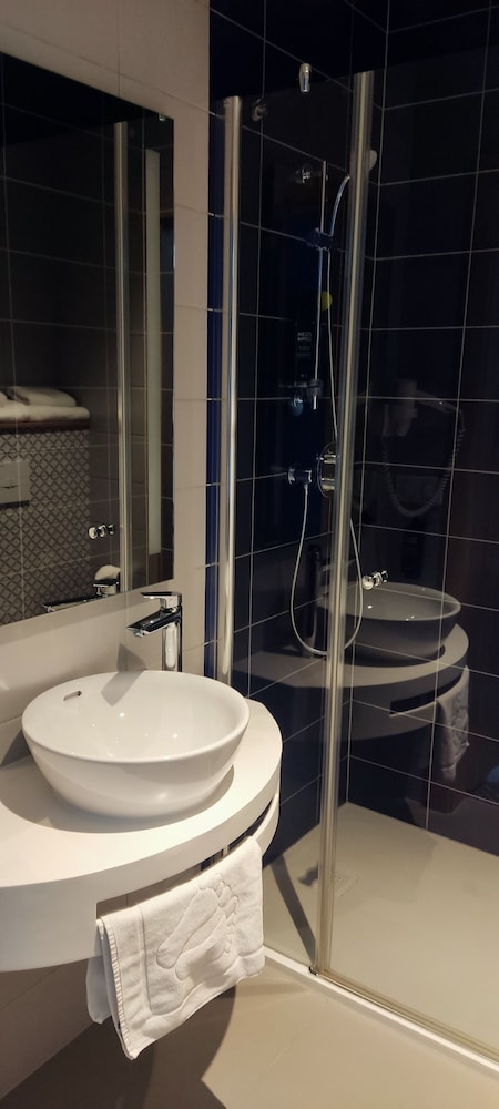 Habitación estándar con 2 camas individuales del hotel Ibis Styles Boleslawiec. Foto 11
