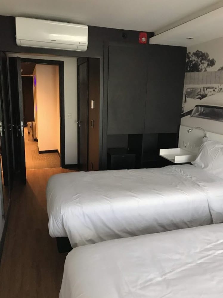 Habitación Standard con 2 camas individuales del hotel Ibis Styles Montevideo Biarritz. Foto 1