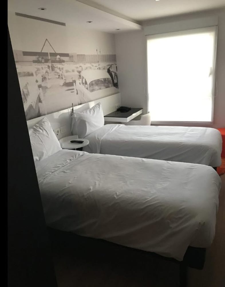 Habitación Standard con 2 camas individuales del hotel Ibis Styles Montevideo Biarritz. Foto 2