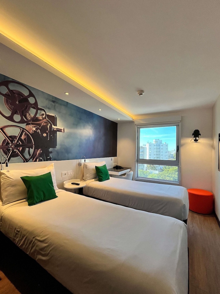 Habitación Standard con 2 camas individuales del hotel Ibis Styles Montevideo Biarritz. Foto 3