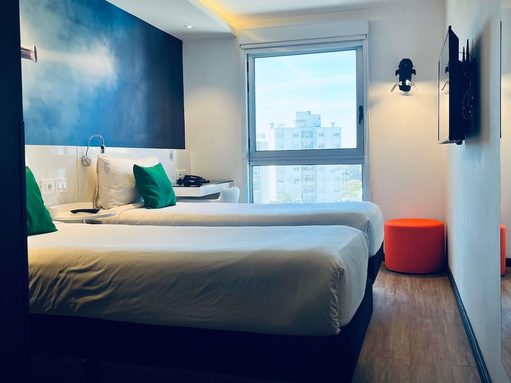 Habitación Standard con 2 camas individuales del hotel Ibis Styles Montevideo Biarritz. Foto 6
