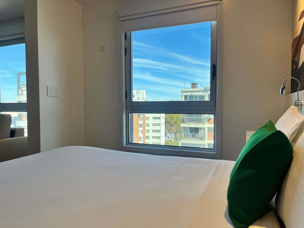 Habitación Standard con 2 camas individuales del hotel Ibis Styles Montevideo Biarritz. Foto 9