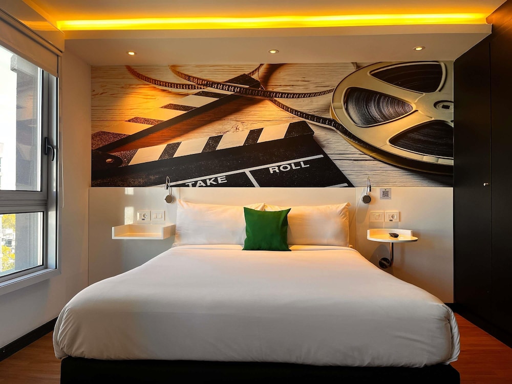 Habitación familiar, con 1 cama matrimonial y 1 sofa cama del hotel Ibis Styles Montevideo Biarritz