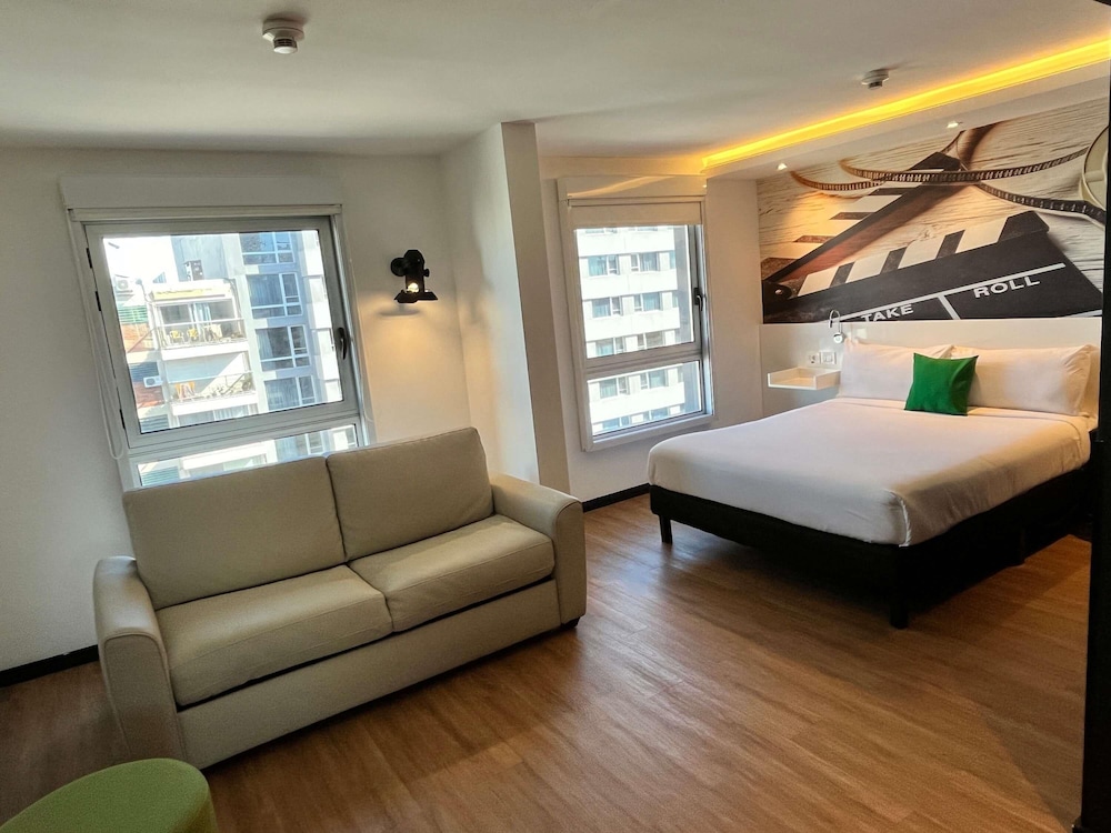 Habitación familiar, con 1 cama matrimonial y 1 sofa cama del hotel Ibis Styles Montevideo Biarritz. Foto 8
