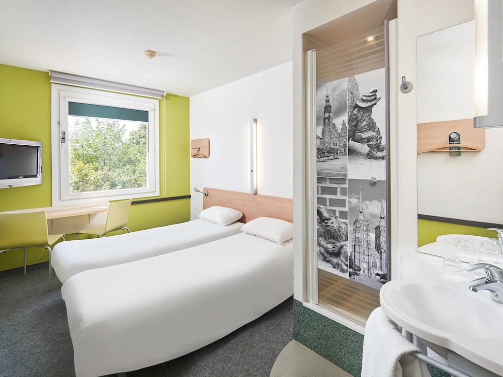 GEMELA - Habitación estándar con camas gemelas del hotel Ibis Budget Wroclaw Poludnie. Foto 3