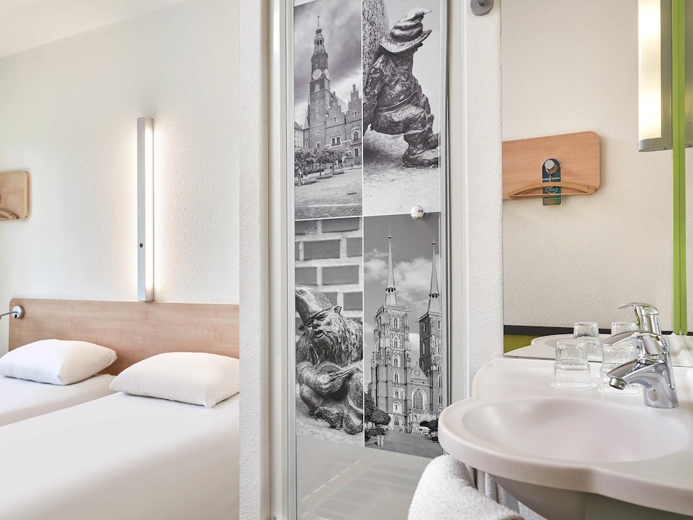 GEMELA - Habitación estándar con camas gemelas del hotel Ibis Budget Wroclaw Poludnie. Foto 4