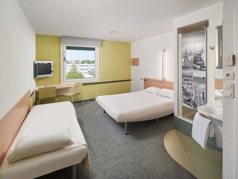 FAMILIAR - Habitación estándar con 1 cama doble y 1 cama individual del hotel Ibis Budget Wroclaw Poludnie. Foto 2