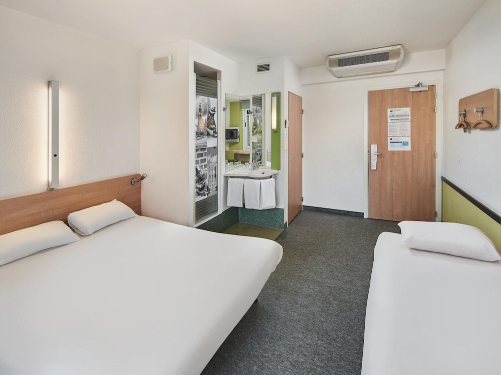 FAMILIAR - Habitación estándar con 1 cama doble y 1 cama individual del hotel Ibis Budget Wroclaw Poludnie. Foto 4