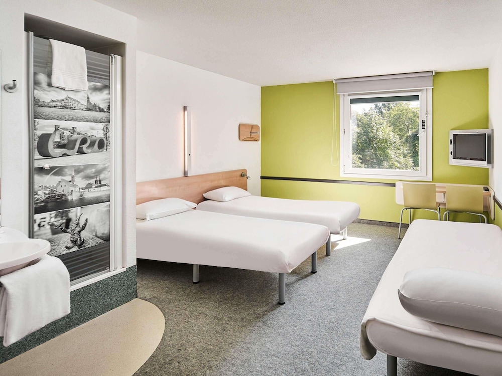 TRIPLE - Habitación estándar con tres camas individuales del hotel Ibis Budget Wroclaw Poludnie. Foto 1