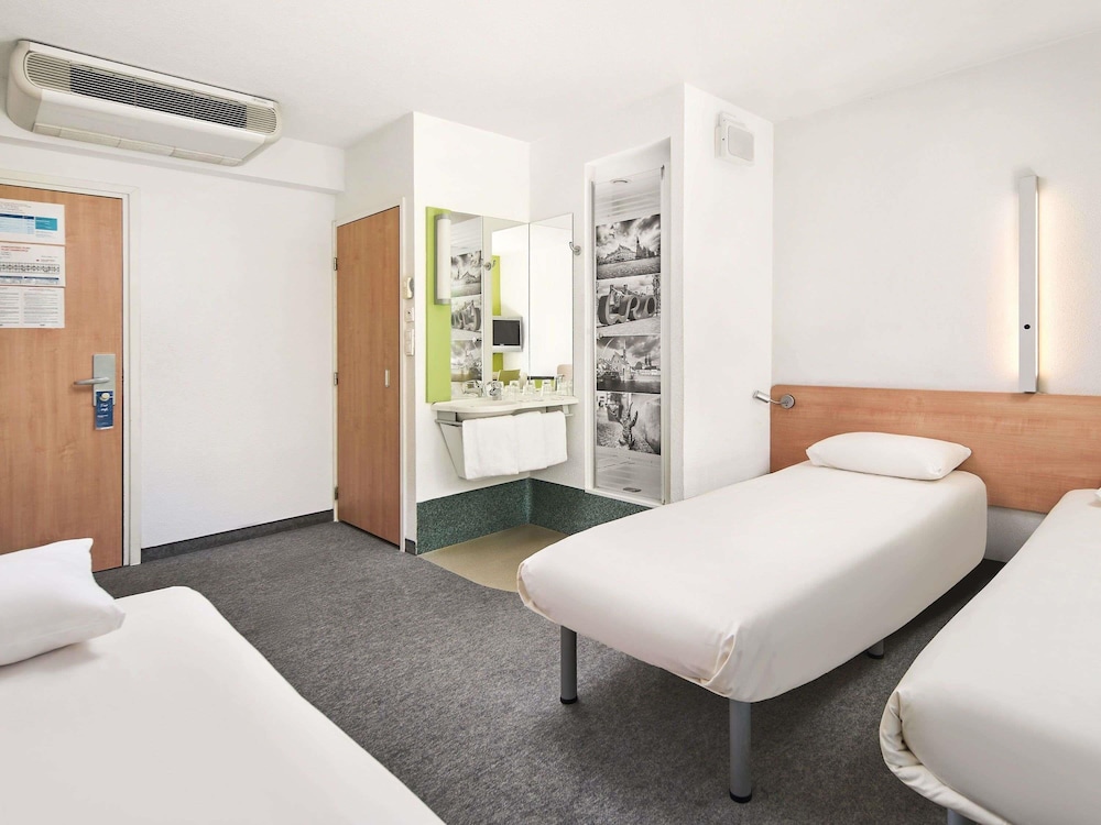 TRIPLE - Habitación estándar con tres camas individuales del hotel Ibis Budget Wroclaw Poludnie. Foto 2