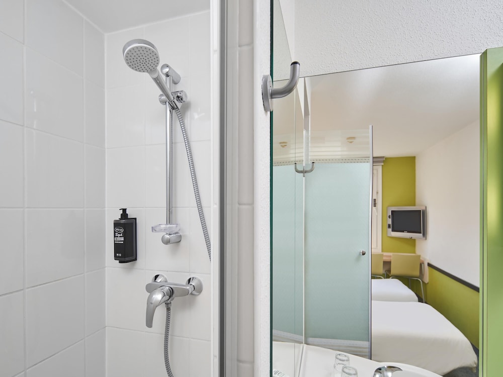 TRIPLE - Habitación estándar con tres camas individuales del hotel Ibis Budget Wroclaw Poludnie. Foto 4