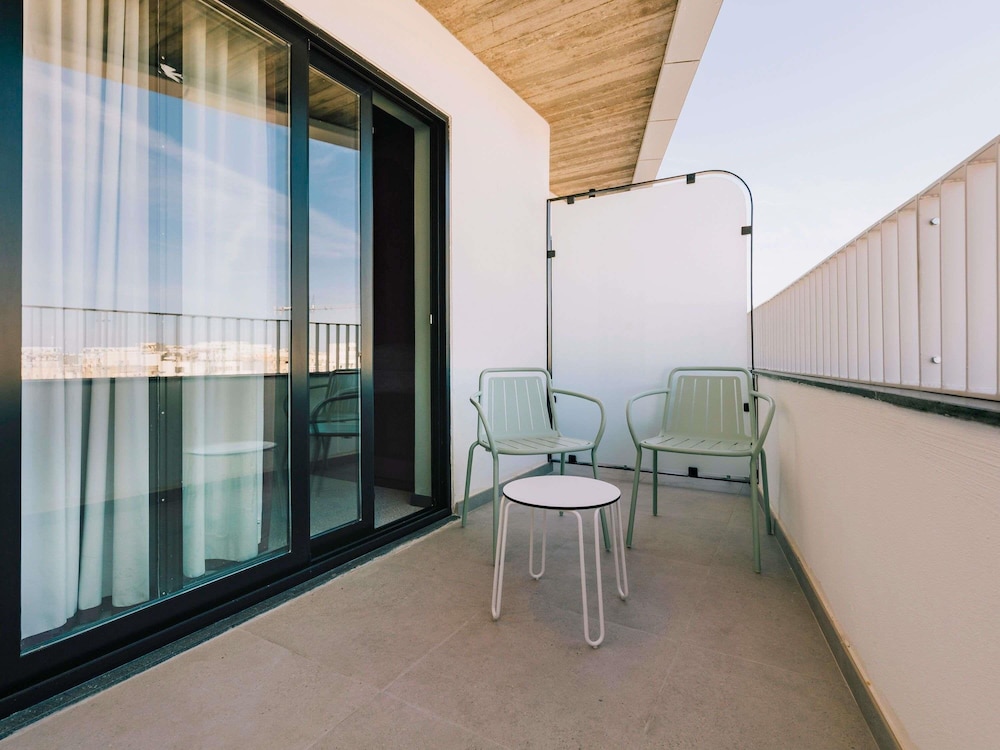 Habitación Superior con vistas a la ciudad del hotel Ibis Styles St. Paul's Bay Malta. Foto 8