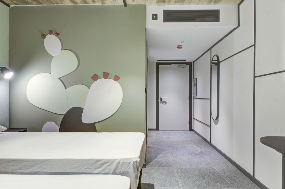 Habitación Superior con vistas a la ciudad del hotel Ibis Styles St. Paul's Bay Malta. Foto 12
