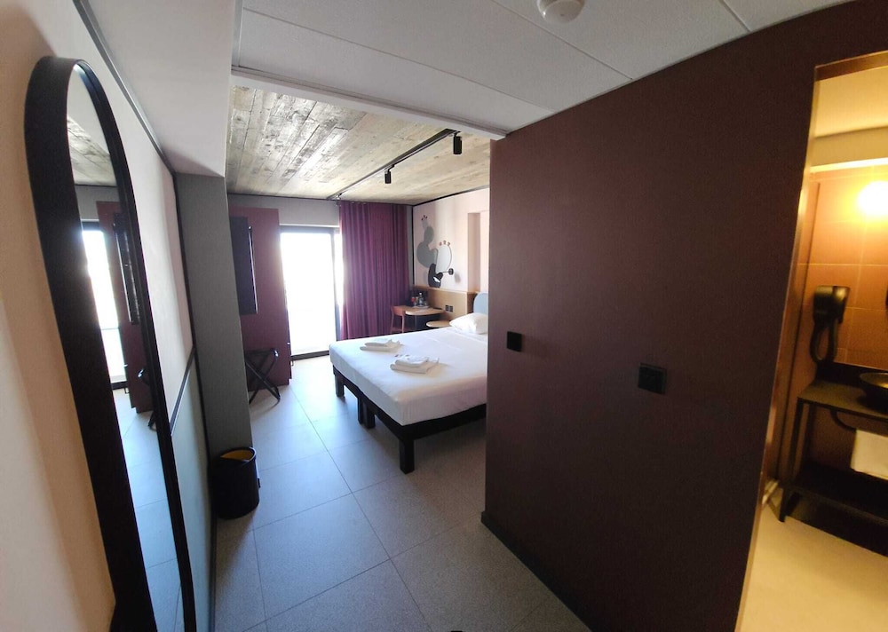 Habitación Standard con vistas a la ciudad del hotel Ibis Styles St. Paul's Bay Malta. Foto 7