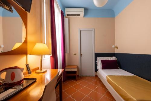 Economy Single Room - access with stairs del hotel Maxim Axial