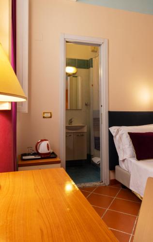 Economy Single Room - access with stairs del hotel Maxim Axial. Foto 1