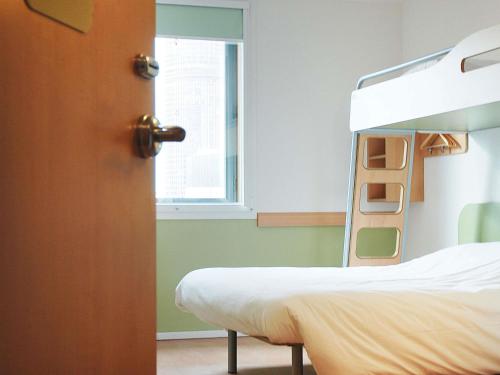 HABITACIÓN TRIPLE - 1 CAMA QUEEN Y 1 CAMA DE DOS PLANTAS del hotel Ibis Budget Lyon Centre - Gare Part-dieu