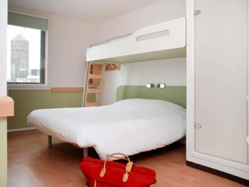 HABITACIÓN TRIPLE - 1 CAMA QUEEN Y 1 CAMA DE DOS PLANTAS del hotel Ibis Budget Lyon Centre - Gare Part-dieu. Foto 1