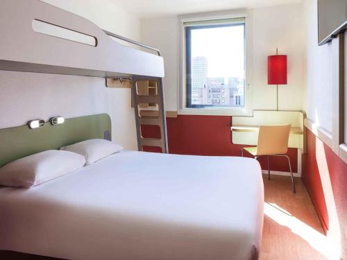 HABITACIÓN TRIPLE - 1 CAMA QUEEN Y 1 CAMA DE DOS PLANTAS del hotel Ibis Budget Lyon Centre - Gare Part-dieu. Foto 3