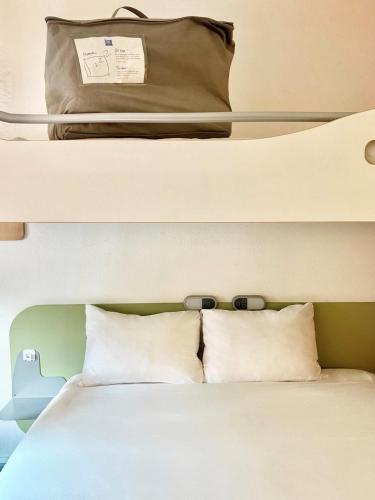 HABITACIÓN TRIPLE - 1 CAMA QUEEN Y 1 CAMA DE DOS PLANTAS del hotel Ibis Budget Lyon Centre - Gare Part-dieu. Foto 6