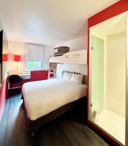 HABITACIÓN TRIPLE - 1 CAMA QUEEN Y 1 CAMA DE DOS PLANTAS del hotel Ibis Budget Lyon Centre - Gare Part-dieu. Foto 7