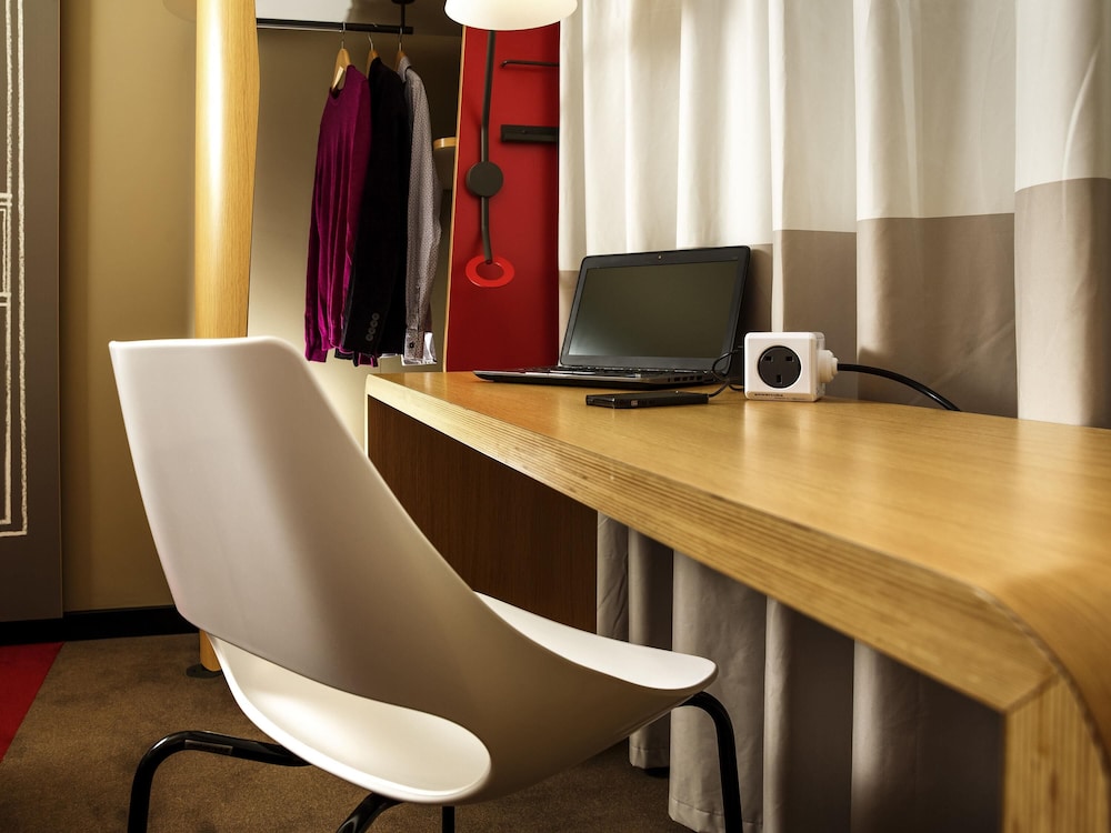 Habitación con 2 camas individuales del hotel Ibis Swansea. Foto 2