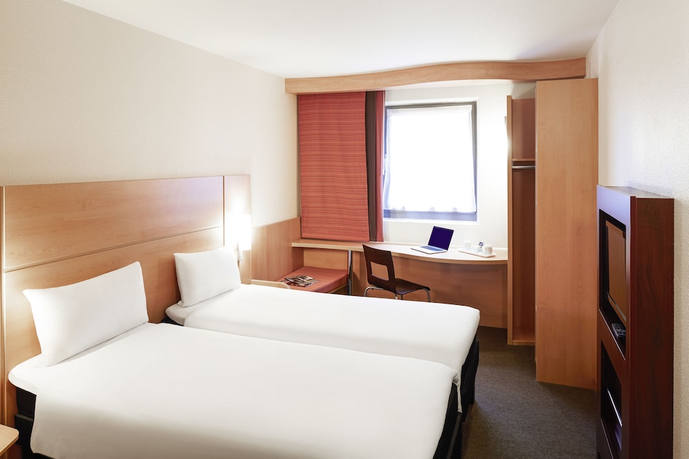 Habitación con 2 camas individuales del hotel Ibis Carlisle – City Centre. Foto 1