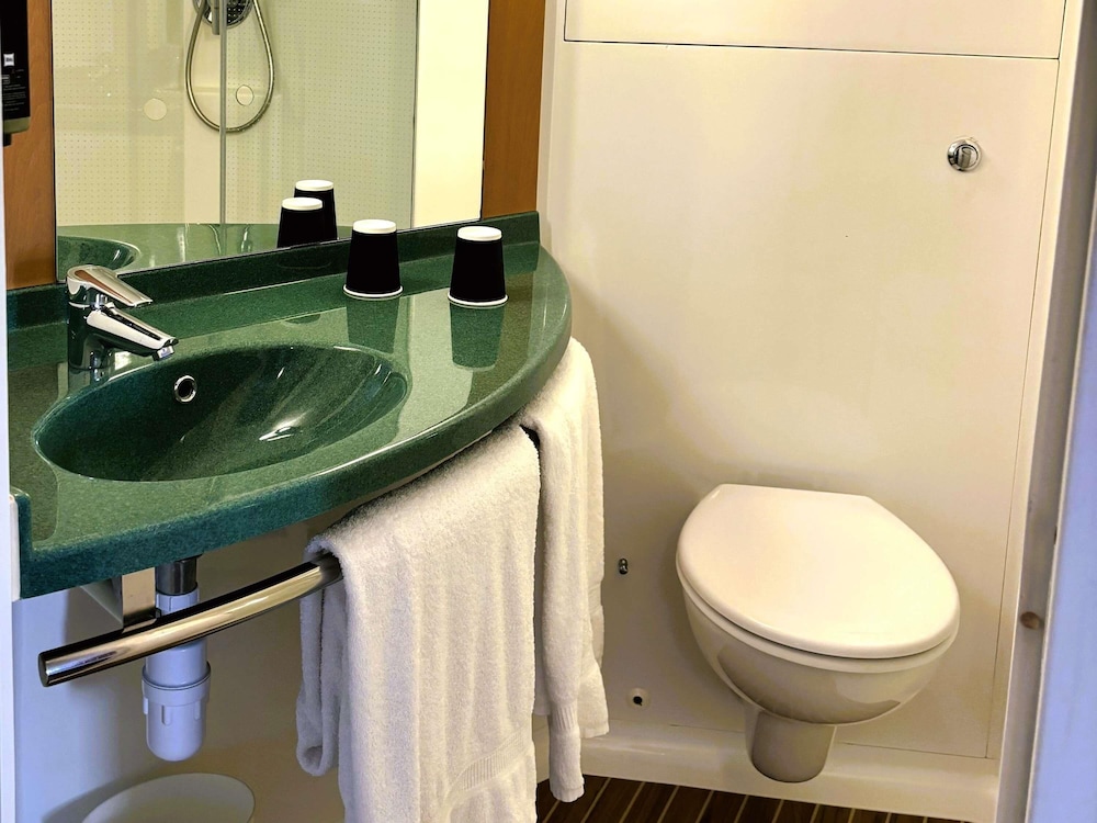 Habitación con 2 camas individuales del hotel Ibis Carlisle – City Centre. Foto 2