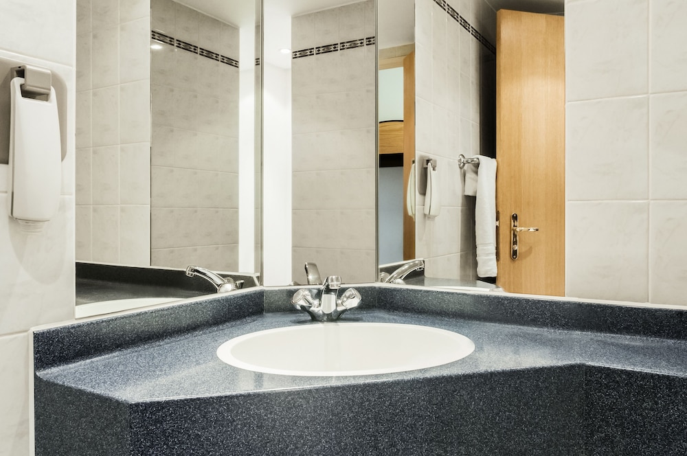 Habitación con 2 camas individuales del hotel Ibis Carlisle – City Centre. Foto 9