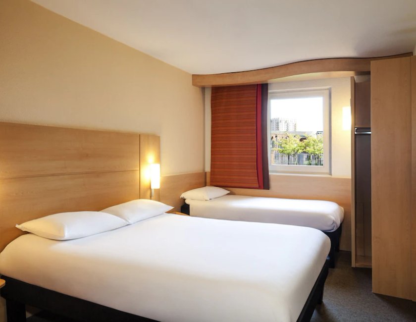 Habitación familiar 1 Cama Individual 1 Cama doble del hotel Ibis Carlisle – City Centre. Foto 2