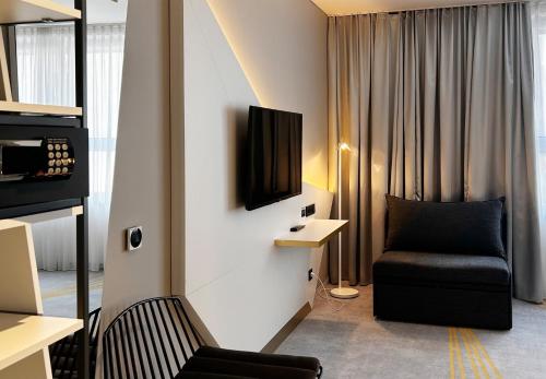 Habitación doble 1 Cama queen Premium Con Vistas Sofá Cama incluido del hotel Holiday Inn - The Niu Coin Frankfurt Ostend, An Ihg. Foto 8