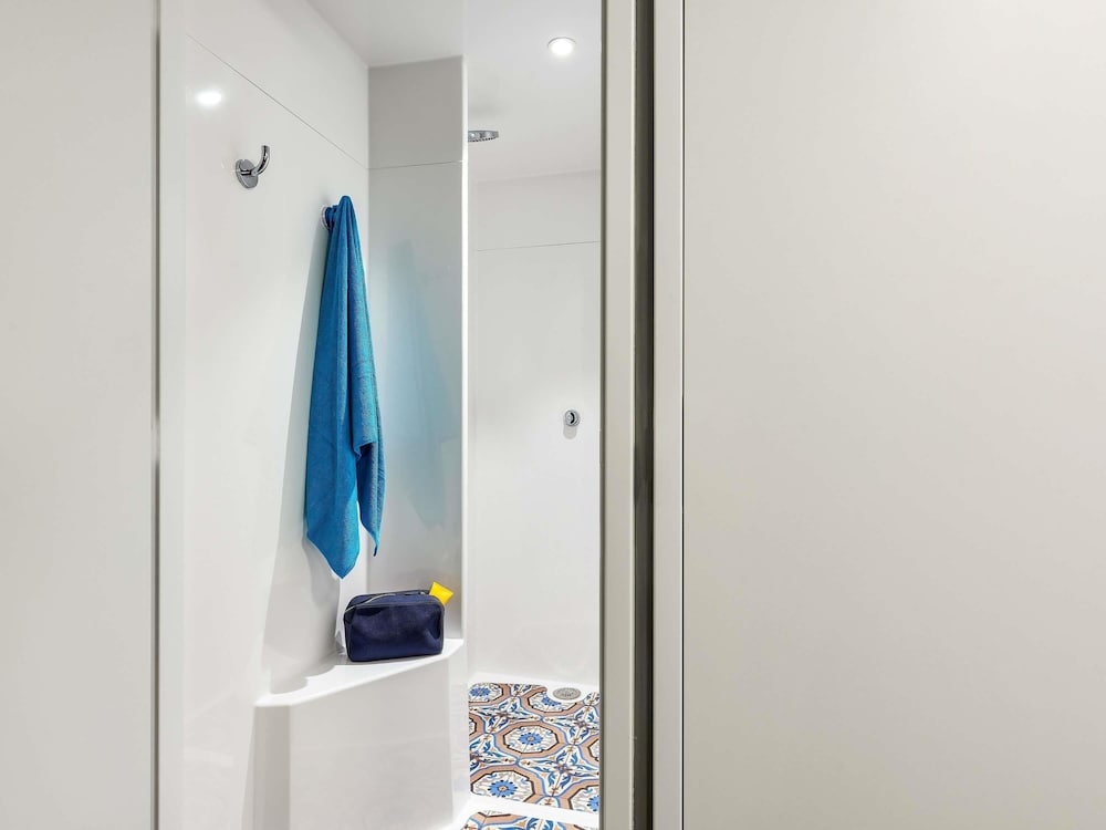 Habitación Break con 2 camas individuales y 1 cama alta para hasta 3 huéspedes del hotel F1 Le Havre Est - Gonfreville. Foto 4