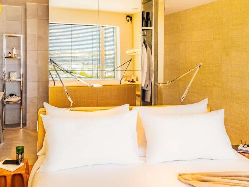 Habitación Executive con cama extragrande, vistas al río y a la ciudad del hotel Too Hotel & Spa Paris - MGallery Collection. Foto 1