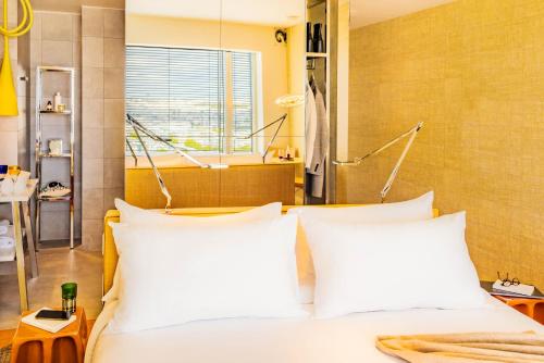 Habitación Executive con cama extragrande, vistas al río y a la ciudad del hotel Too Hotel & Spa Paris - MGallery Collection. Foto 3