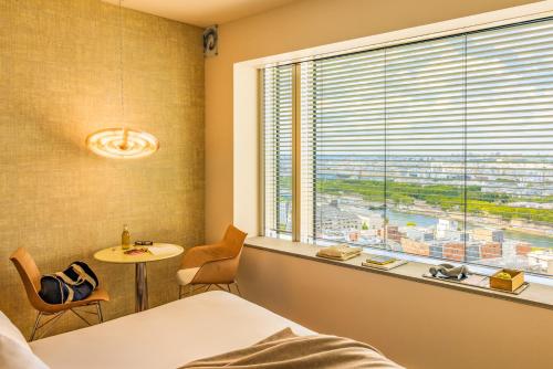 Habitación Executive con cama extragrande, vistas al río y a la ciudad del hotel Too Hotel & Spa Paris - MGallery Collection. Foto 4