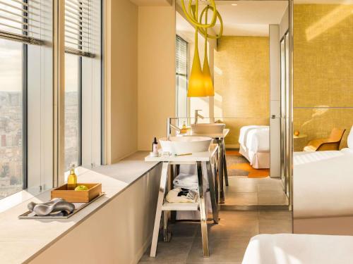 Habitación Deluxe con cama extragrande, terraza y vistas a la ciudad del hotel Too Hotel & Spa Paris - MGallery Collection