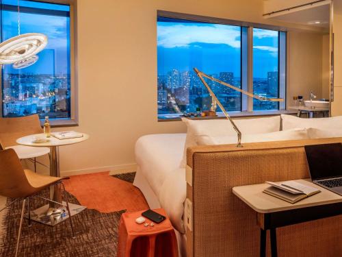 Habitación Deluxe con cama extragrande del hotel Too Hotel & Spa Paris - MGallery Collection. Foto 1