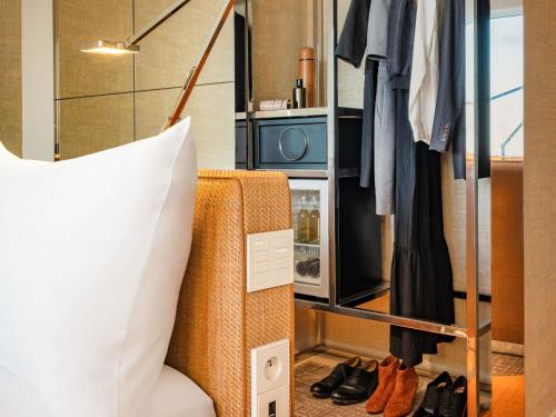 Habitación Deluxe con cama extragrande del hotel Too Hotel & Spa Paris - MGallery Collection. Foto 3