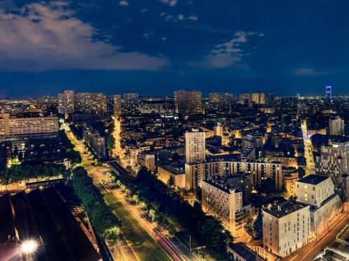 Habitación Deluxe con cama extragrande del hotel Too Hotel & Spa Paris - MGallery Collection. Foto 4