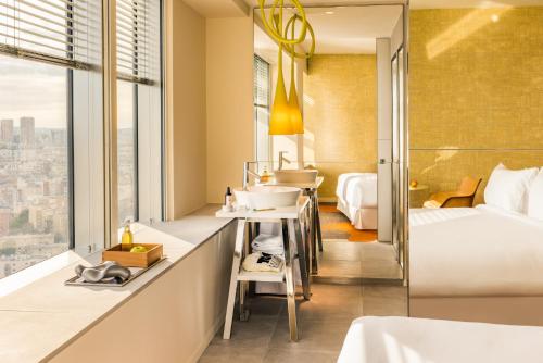 Habitación Deluxe con cama extragrande del hotel Too Hotel & Spa Paris - MGallery Collection. Foto 7