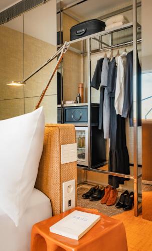 Habitación Deluxe con cama extragrande del hotel Too Hotel & Spa Paris - MGallery Collection. Foto 9