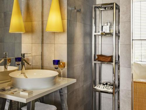 Habitación Executive con cama extragrande y vistas panorámicas al monumento del hotel Too Hotel & Spa Paris - MGallery Collection. Foto 2