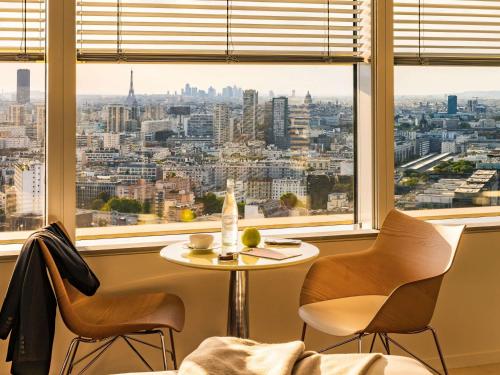 Habitación Executive esquinera con cama extragrande y vistas panorámicas a la Torre Eiffel del hotel Too Hotel & Spa Paris - MGallery Collection. Foto 3