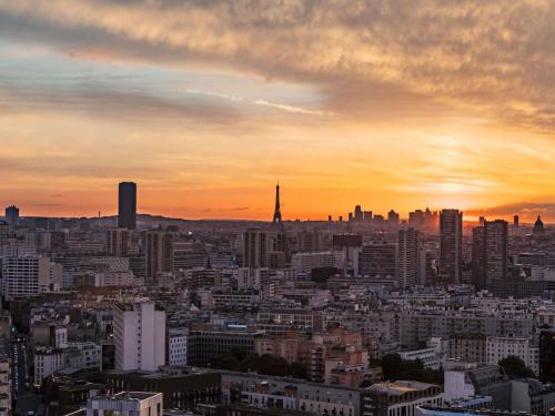 Habitación Executive esquinera con cama extragrande y vistas panorámicas a la Torre Eiffel del hotel Too Hotel & Spa Paris - MGallery Collection. Foto 4