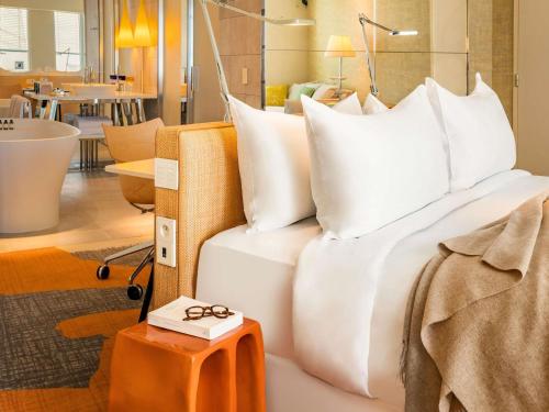 Suite Junior con sofá cama - Cama doble grande del hotel Too Hotel & Spa Paris - MGallery Collection