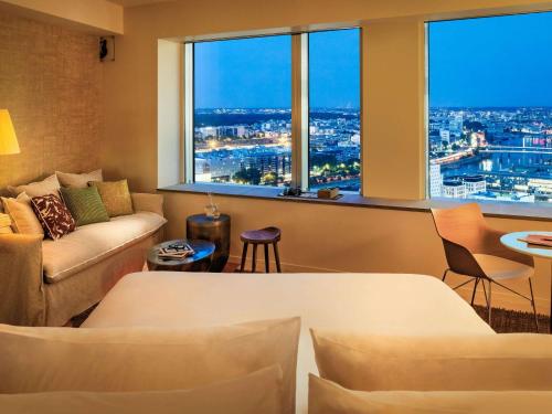 Suite Junior con sofá cama - Cama doble grande del hotel Too Hotel & Spa Paris - MGallery Collection. Foto 4