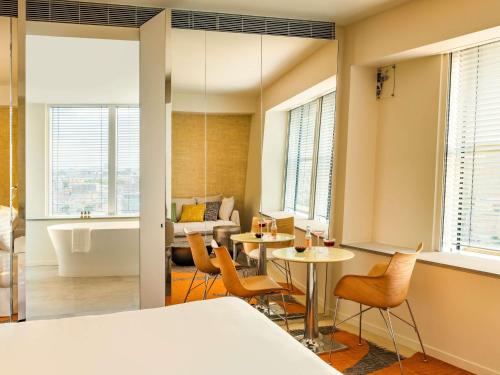 Suite Junior con cama extragrande, vistas a la ciudad y a la Torre Eiffel del hotel Too Hotel & Spa Paris - MGallery Collection