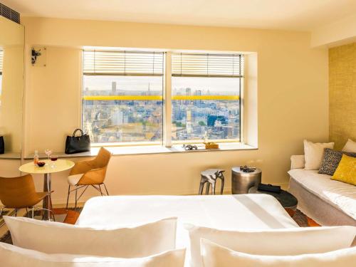 Suite Junior con cama extragrande, vistas a la ciudad y a la Torre Eiffel del hotel Too Hotel & Spa Paris - MGallery Collection. Foto 2